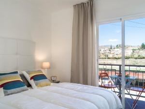 1 dormitorio con cama y ventana grande en Apartment Estrella del mar by Interhome, en Rincón de la Victoria