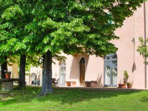A garden outside Apartment Chiantishire retreat-1 by Interhome