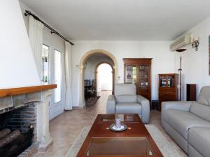 sala de estar con sofá y chimenea en Villa Tulipanes by Interhome, en Denia