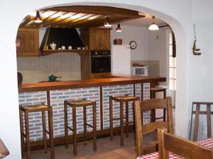 cocina con encimera con sillas y nevera en Holiday Home Fromental by Interhome, en Bagnac