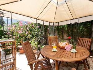 una mesa de madera bajo una sombrilla en un patio en Villa Tulipanes by Interhome, en Denia