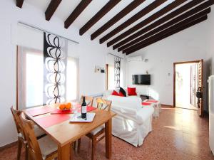 ein Wohnzimmer mit einem Tisch und einem weißen Sofa in der Unterkunft Holiday Home Casa Negrita by Interhome in Benissa