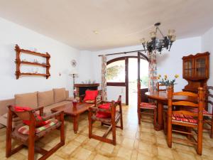un soggiorno con divano, tavolo e sedie di Holiday Home Peces 3 by Interhome a Peñíscola