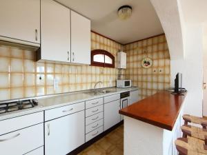 Kuchyňa alebo kuchynka v ubytovaní Holiday Home Peces 3 by Interhome