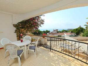 balcone con tavolo, sedie e vista di Holiday Home Peces 3 by Interhome a Peñíscola