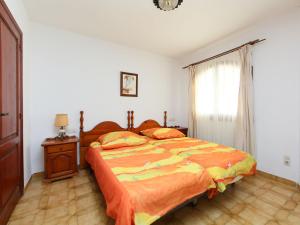 una camera con un grande letto e una finestra di Holiday Home Peces 3 by Interhome a Peñíscola