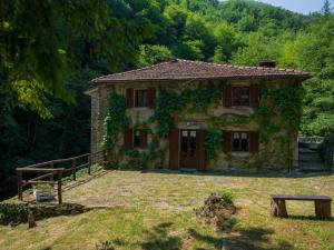 une petite maison en pierre au milieu d'une cour dans l'établissement Holiday Home Il Mulino di Cecco by Interhome, à La Ville