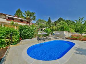 Der Swimmingpool an oder in der Nähe von Apartment Zvonko-1 by Interhome