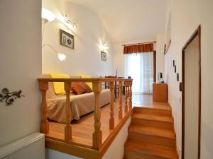 ein Schlafzimmer mit einem Bett und einer Holztreppe in der Unterkunft Apartment Zvonko-1 by Interhome in Lovran