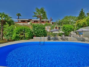 Der Swimmingpool an oder in der Nähe von Apartment Zvonko-1 by Interhome