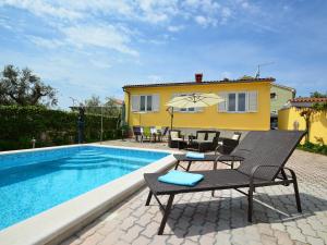 Bazén v ubytovaní Holiday Home Slavko by Interhome alebo v jeho blízkosti