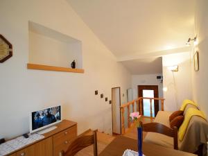 ein Wohnzimmer mit Couch und Fernseher in der Unterkunft Apartment Zvonko-1 by Interhome in Lovran + 24 Fotos