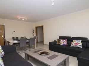 ein Wohnzimmer mit einem Sofa und einem Tisch in der Unterkunft Apartment Valérie by Interhome in Benfarras