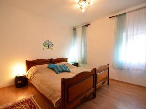 Ein Bett oder Betten in einem Zimmer der Unterkunft Apartment Zvonko-1 by Interhome