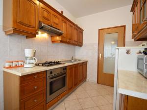 Kuchyňa alebo kuchynka v ubytovaní Holiday Home Slavko by Interhome