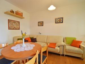 salon ze stołem i kanapą w obiekcie Apartment Zvonko-2 by Interhome w mieście Lovran