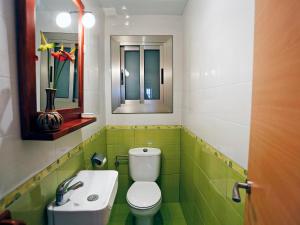 Koupelna v ubytování Holiday Home Solimar Cambrils by Interhome