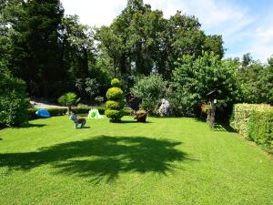Ein Garten an der Unterkunft Apartment Zvonko-1 by Interhome