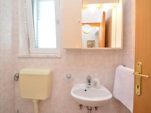 Kúpeľňa v ubytovaní Holiday Home Slavko by Interhome