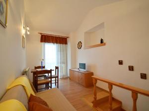 ein Zimmer mit einem Bett und einem Schreibtisch mit einem Computer in der Unterkunft Apartment Zvonko-1 by Interhome in Lovran