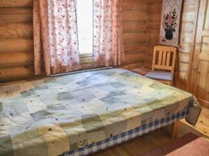 ein großes Bett in einem Zimmer mit Fenster in der Unterkunft Holiday Home Kujalan lomat 2 by Interhome in Nissi + 14 Fotos