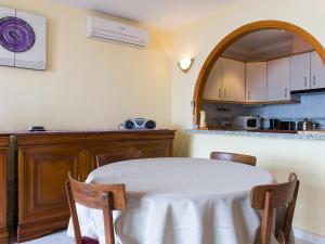 ein Esszimmer mit Tisch und eine Küche in der Unterkunft Apartment Vista Mar by Interhome in Cumbre del Sol