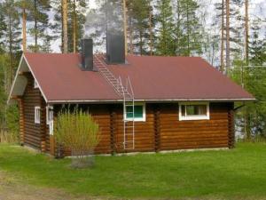 eine kleine Blockhütte mit rotem Dach in der Unterkunft Holiday Home Kettupirtti by Interhome in Soiniemi