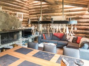 un salon avec un canapé et une table dans l'établissement Holiday Home Rukapuro by Interhome, à Ruka