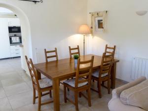 Un comedor con mesa y sillas de madera. en Holiday Home Villa Rose by Interhome, en Cavalaire-sur-Mer