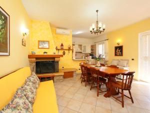 eine Küche und ein Esszimmer mit einem Tisch und Stühlen in der Unterkunft Villa Villa Caiterzi by Interhome in Lanuvio