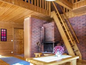 NissiにあるHoliday Home Kujalan lomat 1 by Interhomeの暖炉と木製の天井が備わる広い客室です。