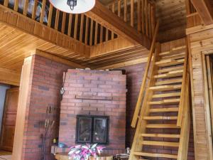 een houten trap in een kamer met een bakstenen muur bij Holiday Home Kujalan lomat 2 by Interhome in Nissi