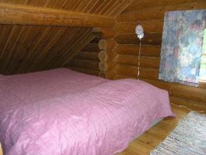 a bedroom with a pink bed in a cabin at Holiday Home Mökinniemi by Interhome in Soiniemi +23 photos