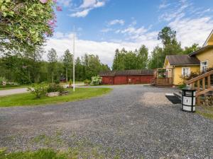 eine Auffahrt mit einem Haus und einer Scheune in der Unterkunft Holiday Home Kannashovi by Interhome in Taipale + 24 Fotos
