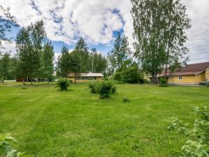 einen großen Hof mit einem Haus und Bäumen in der Unterkunft Holiday Home Kannashovi by Interhome in Taipale