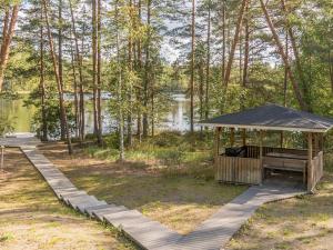 un mirador en un parque junto a un lago en Holiday Home Valkealammi by Interhome, en Vehmainen 20 fotos más