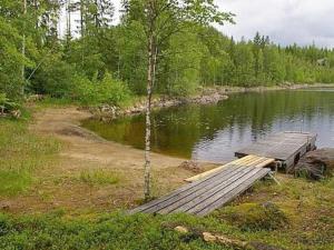 ein Holzsteg an der Seite eines Sees in der Unterkunft Holiday Home Kettupirtti by Interhome in Soiniemi