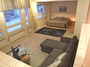 un soggiorno con un divano e un letto di Holiday Home Soivio by Interhome a Poussu