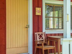 een veranda met een tafel en een stoel naast een deur bij Holiday Home Rantaheikari by Interhome in Torvoila