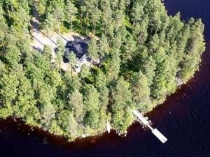 una vista aérea de una casa en una isla en el agua en Holiday Home Karikko by Interhome, en Lestijärvi
