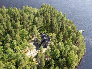 een luchtzicht op een huis op een eiland in het water bij Holiday Home Karikko by Interhome in Lestijärvi