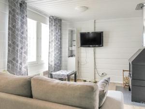 シルッカにあるHoliday Home Ukonperä by Interhomeのリビングルーム(ソファ、壁掛けテレビ付)