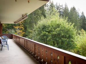 einen Balkon mit Waldblick in der Unterkunft Apartment Graebi by Interhome in Gstaad