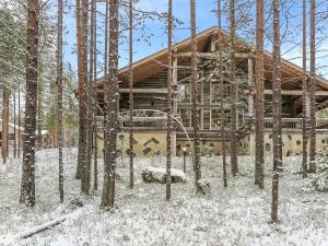 レヴィにあるHoliday Home Alte levi beetu by Interhomeの雪の森の丸太小屋