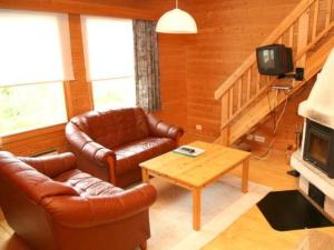 ユッラスヤルヴィにあるHoliday Home Tunturinvieri j3 by Interhomeのリビングルーム(革張りの椅子2脚、テレビ付)