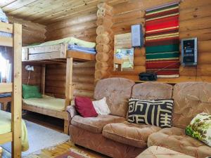 uma sala de estar com um sofá e beliches em Holiday Home Karhuntuuli by Interhome em Luosto