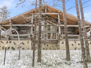 レヴィにあるHoliday Home Alte levi beetu by Interhomeの雪の森の丸太家