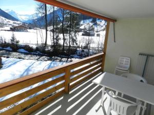 een balkon met uitzicht op de met sneeuw bedekte bergen bij Apartment La Sarine 222 by Interhome in Gstaad