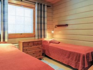 a bedroom with two beds and a window at Holiday Home Alte levi beetu by Interhome in Levi