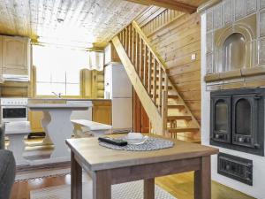 シルッカにあるHoliday Home Levinkettu b by Interhomeのキッチン(階段付)、